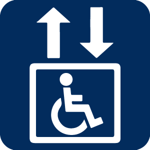 Auf dem Piktogramm ist in weißer Farbe ein Rollstuhl in einem Aufzug mit einem Pfeil nach oben und einem Pfeil nach unten auf blauen Hintergrund zu sehen.